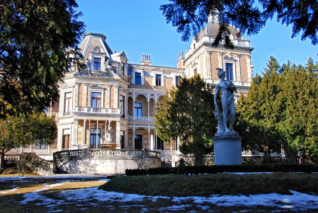 Statue des Gotterboten Hermes vor der Hermesvilla